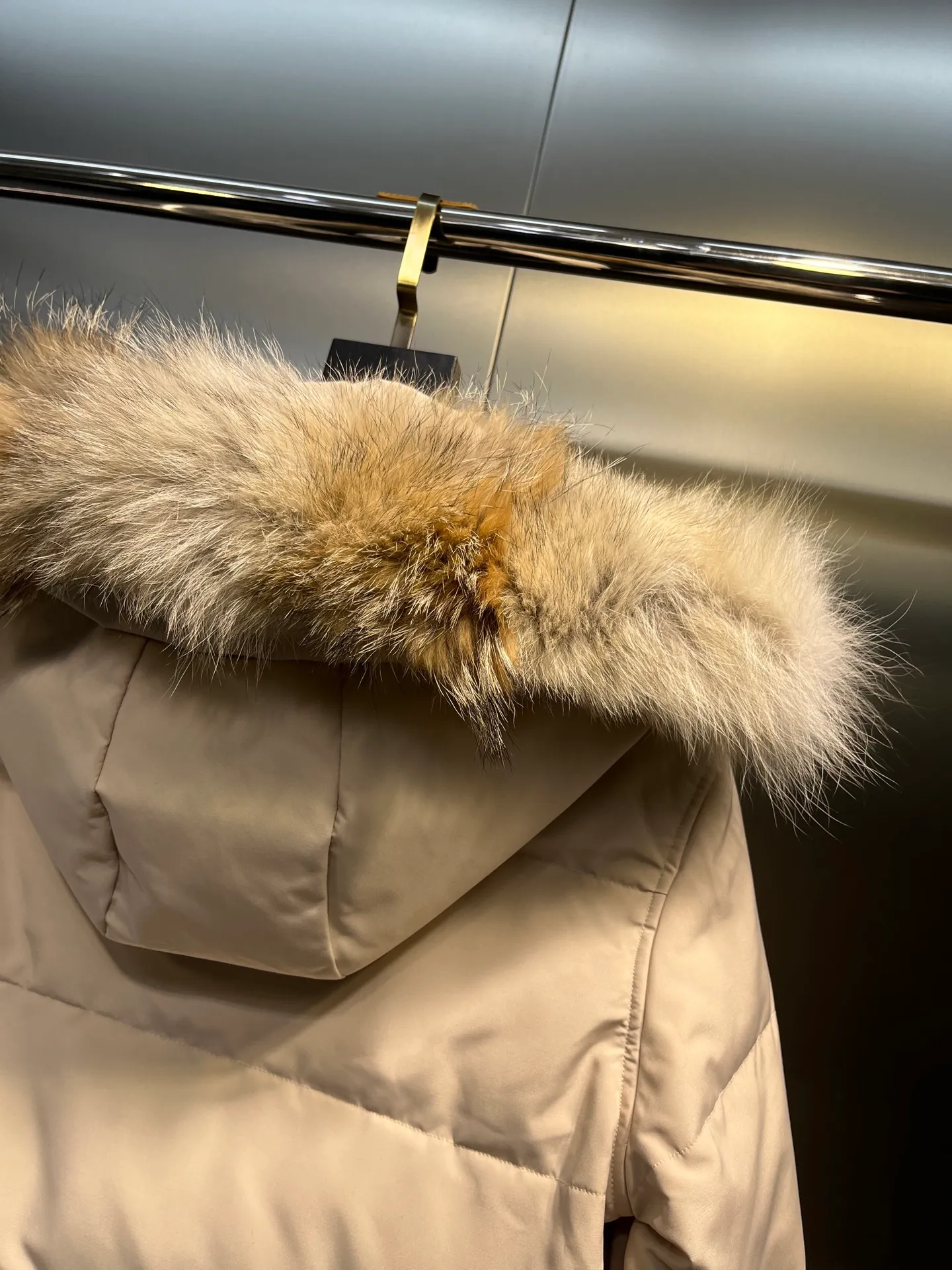 P860 CANADA GOOSE parka 22 styles ➖ Genuine synchronous anti-counterfeiting chip sensor! ➖ Imported 21-count polyester-cotton blended original fabric [last year’s 16-count/18-count hard fabrics have been completely eliminated, this year all use 21-count genuine synchronous fabrics, the soft mid-strap feels delicate and textured], genuine synchronous Feather-Light 10D waterproof coating fabric, made of 84.5 polyester fiber and 15.5 cotton, 100% the best feel in the entire network! ➖ The genuine official website is synchronized with the national standard 80 white duck down, you can check the official website customer service, there will never be a series of misleading claims such as 90 down or goose down! ��� Using the best nylon lining with double double-layer sealing design, velvet-proof No. 7 needle + grid-filled down ready-made garments, there is 100% no so-called velvet running! ➖ The cuffs are designed with thickened seamless threads, and the collar and pockets are lined with top-quality polar fleece to keep you warm and comfortable! ➖ Yoshida YKK provides original custom-made electroplated sliders. YKK two-way lockable zippers are tight and smooth and will not peel off paint! ➖ 3M composite guarantees that the Velcro is the same as the original, durable, and all accessories and hardware are custom-made! ➖ Imported BEHRINGER embroidery machine to customize the 10,000-needle embroidery logo, 98% of which can be reproduced to restore the original logo. You can check and compare on the official website! ➖ The fur collars are all made of large pieces of Western Canadian blue wolf hide, ensuring that each fur collar is 13-15cm wide! size：xs-xl